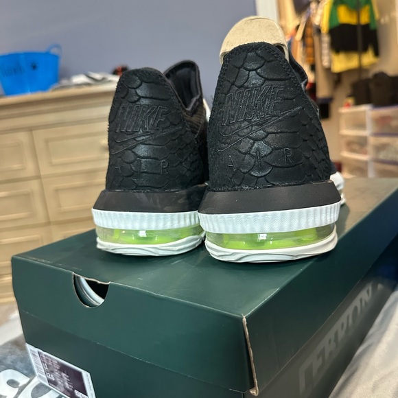 Lebron XVI Low size 11 - Picture 3 of 5